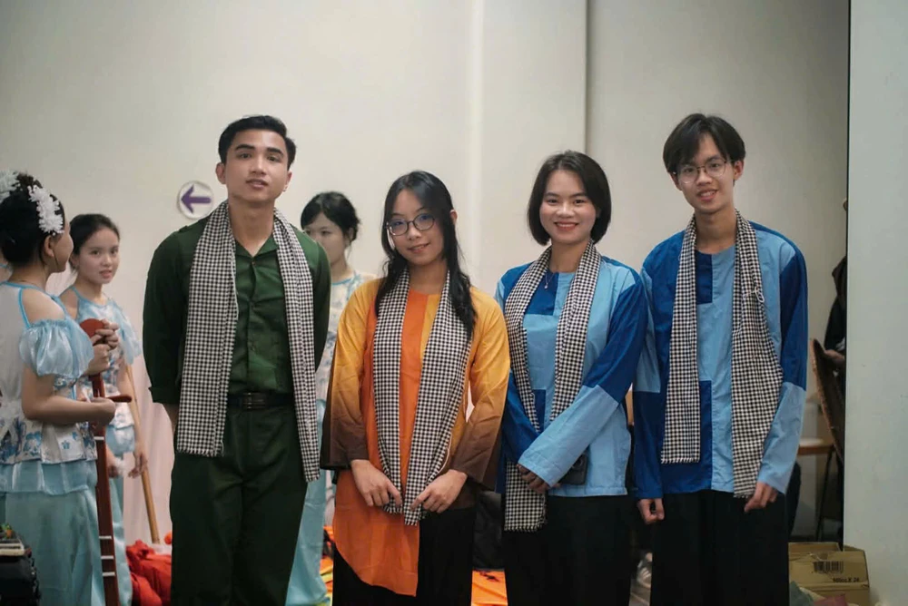 Chị Nguyễn Võ Mỹ Tâm (thứ hai từ phải sang) tham dự Ngày hội Văn hóa Việt Nam tại ĐH Thanh Hoa (Đài Loan). Ảnh: NVCC