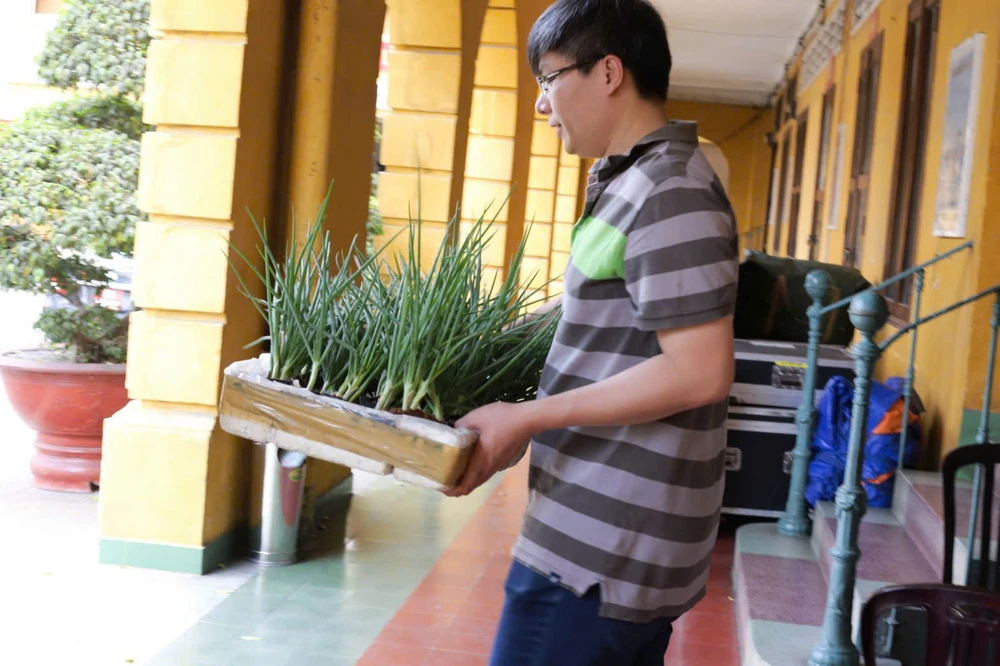 TS Trần Hải Linh mang rau ra Trường Sa năm 2016. Ảnh: NVCC