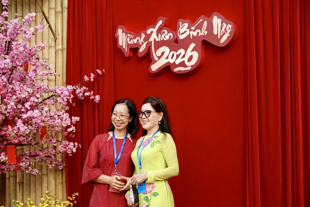 Kiều bào hào hứng tham dự buổi họp mặt mừng xuân Bính Ngọ 2026 tại TP.HCM. Ảnh: DƯƠNG KHANG
