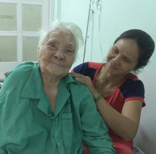 Thay khớp háng cho cụ bà sống hai thế kỷ ảnh 1