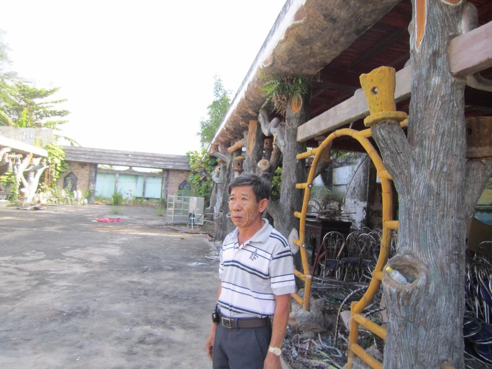 Ông Thân Tiến Hùng bên cảnh hoang tàn của Hoa Viên Cầu Xéo mà ông xây dựng