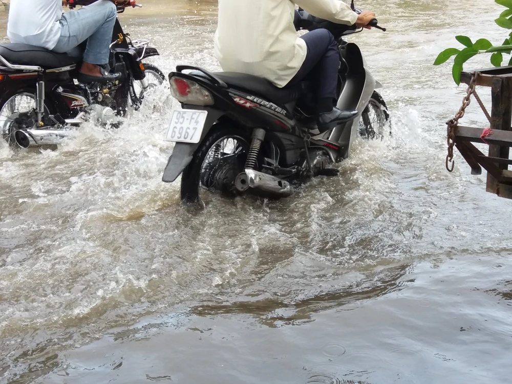 Sáng nay nhiều đoạn đường ở Thảo Điền vẫn ngập sâu ảnh 2