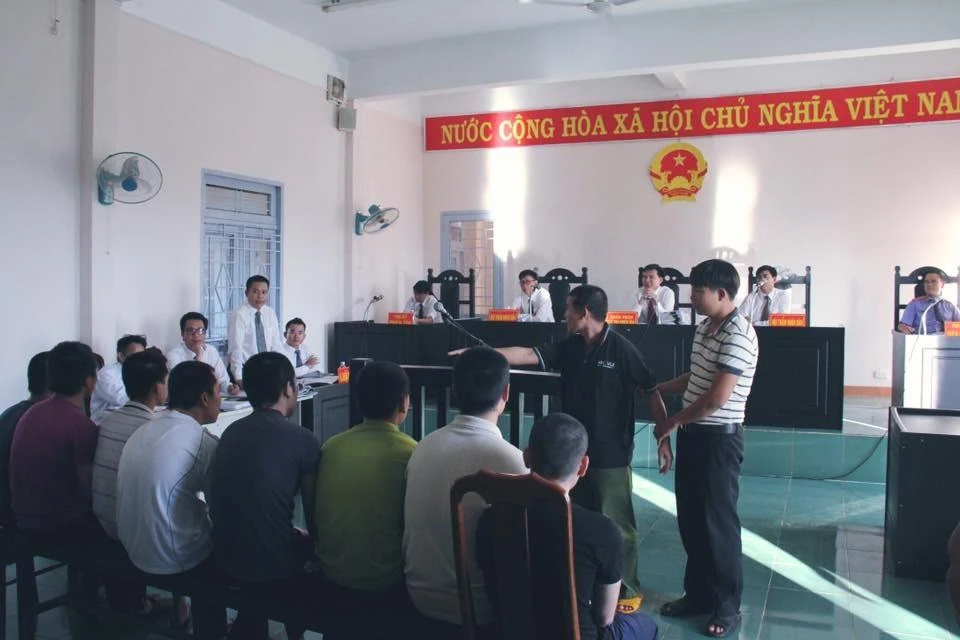 Nạn nhân Trần Văn Thanh bị chém thương tật 90% đang chỉ những kẻ chém mình trong buổi thực nghiệm tại phiên xử ngày 16-11