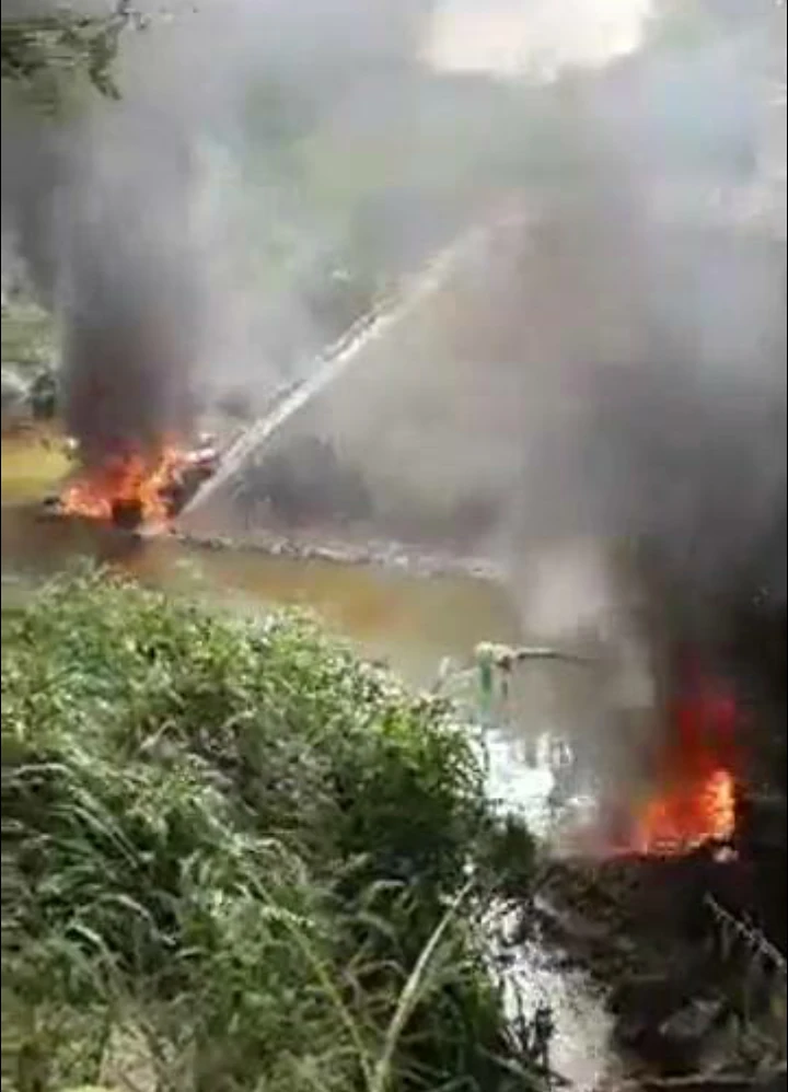 Điều tra suối gần khu công nghiệp bỗng dưng tràn dầu ảnh 1