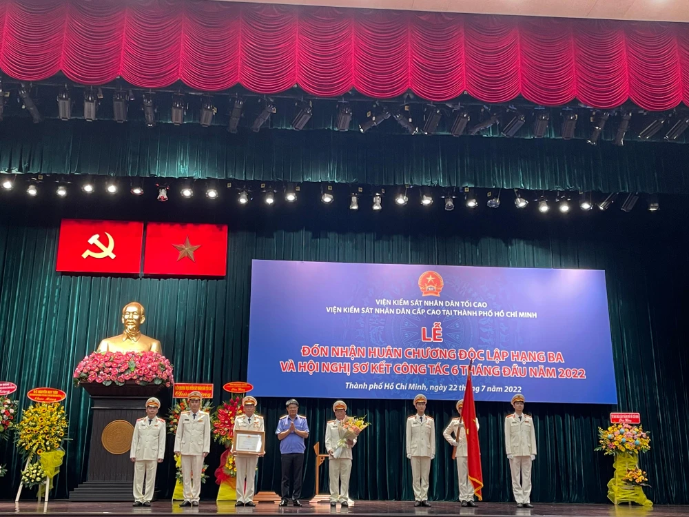 VKSND Cấp cao tại TP.HCM đón nhận huân chương Độc lập hạng Ba vào chiều 22-7.