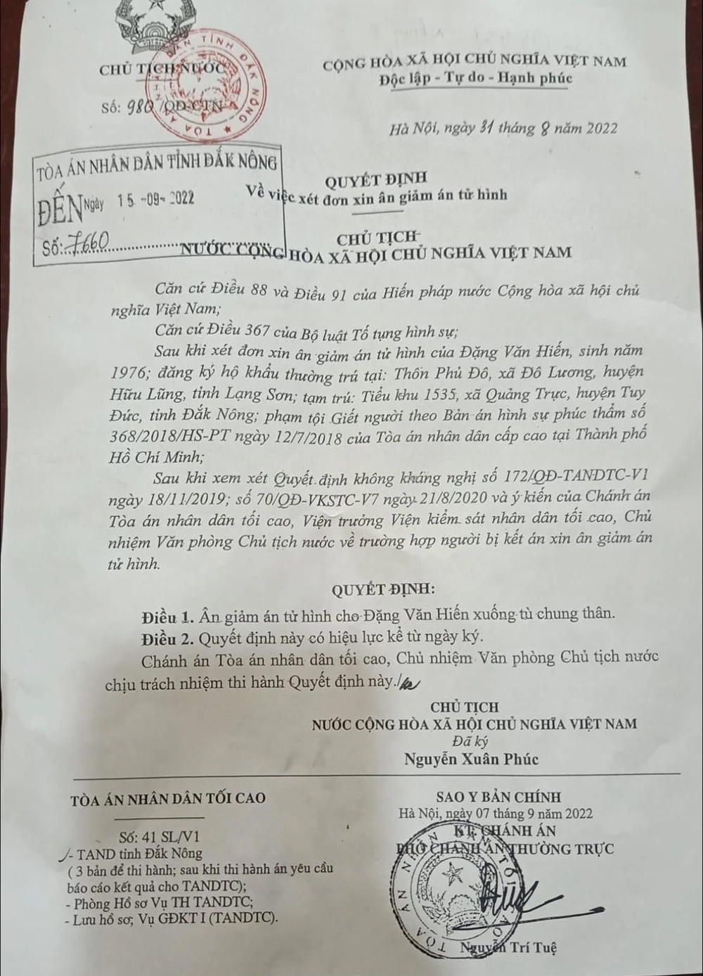 Quyết định ân giảm của Chủ tịch nước Nguyễn Xuân Phúc được Toà án tỉnh công bố tại trại giam tỉnh sáng nay. Ảnh: NĐ Quyết định ân giảm của Chủ tịch nước Nguyễn Xuân Phúc được Toà án tỉnh công bố tại trại giam tỉnh sáng nay. Ảnh: NĐ
