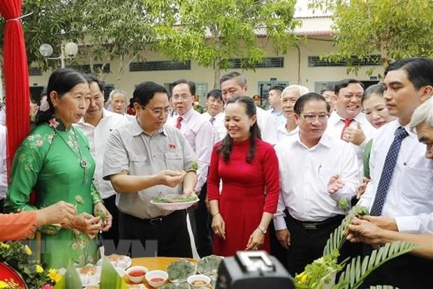 Thủ tướng Phạm Minh Chính tham quan sản phẩm hội thi ẩm thực của Hội Phụ nữ xã Nhơn Ái, huyện Phong Điền, thành phố Cần Thơ. Ảnh: TTXVN