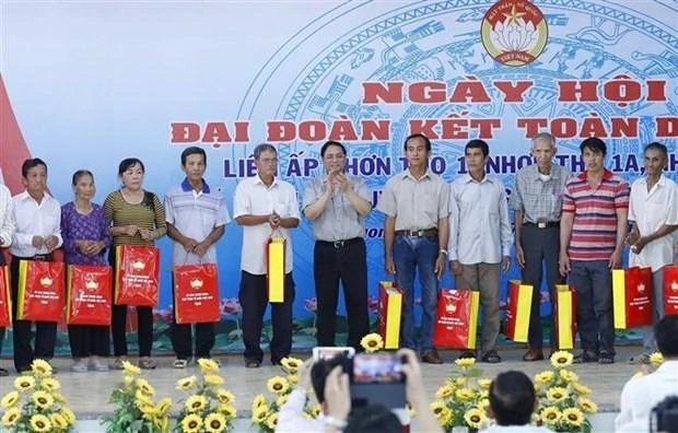 Thủ tướng Phạm Minh Chính tặng quà cho các cá nhân, gia đình tiêu biểu trong việc xây dựng phong trào đại đoàn kết trên địa bàn xã Nhơn Ái, huyện Phong Điền, TP Cần Thơ. Ảnh: TTXVN