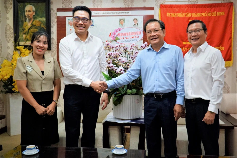 Cục Hải quan TP.HCM đến thăm báo Pháp Luật TP.HCM nhân dịp 21-6.