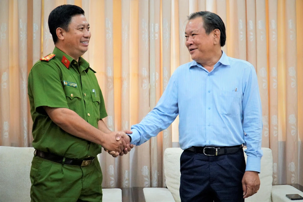 Công an quận Bình Thạnh (TP.HCM) chúc mừng báo Pháp Luật TP.HCM.