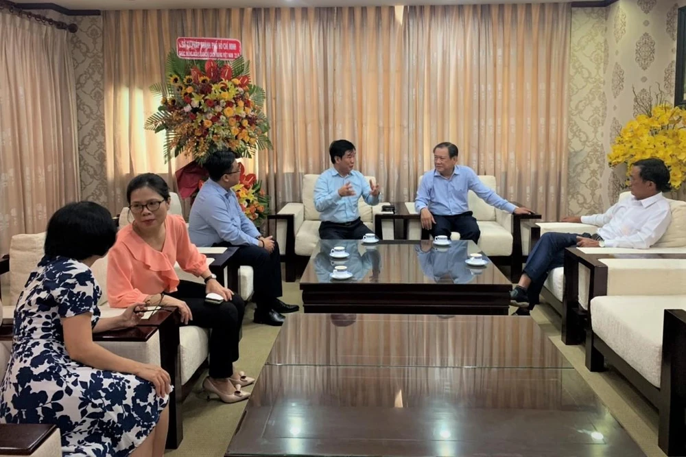 Giám đốc Sở Tư pháp TP.HCM trò chuyện cùng các thành viên Ban Biên tập báo Pháp Luật TP.HCM.