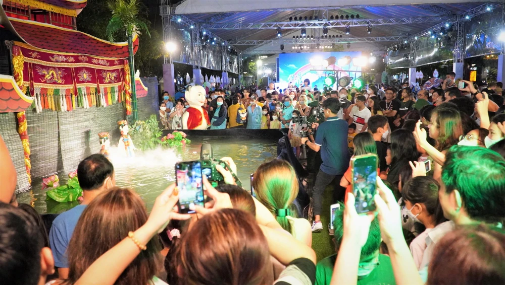 Tiết mục múa rối nước thu hút nhiều người xem. Ảnh: BẢO PHƯƠNG