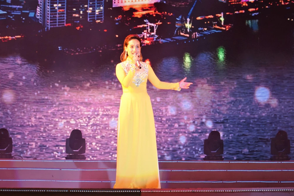 Chương trình có sự góp giọng của nhiều giọng ca nổi bật. Ảnh: BẢO PHƯƠNG