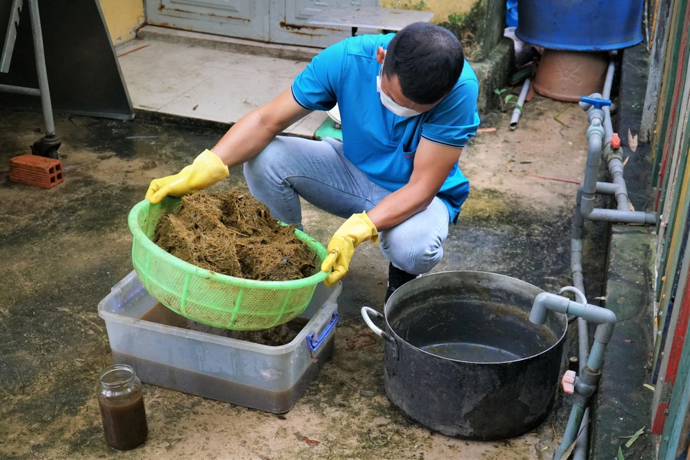 Sau khi thu gom, chất thải voi được anh Trực mang về rửa sạch lại bằng nước. Sau khi thu gom, chất thải voi được anh Trực mang về rửa sạch lại bằng nước.