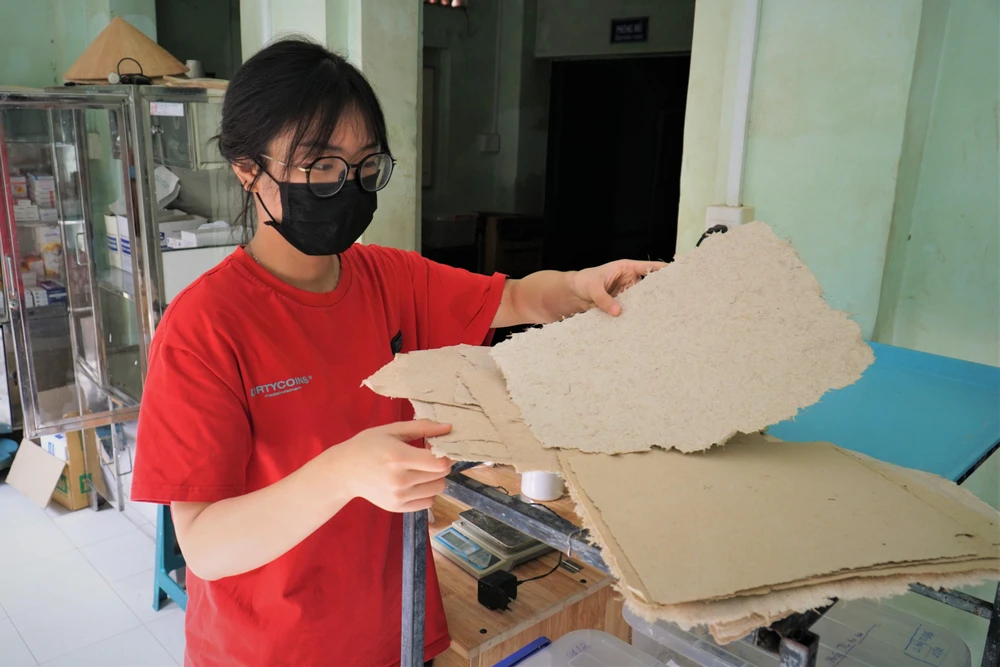 Bạn Đặng Kiều Anh (Thành viên nhóm nghiên cứu) đang thử chất lượng giấy sau khi hoàn thành. Bạn Đặng Kiều Anh (Thành viên nhóm nghiên cứu) đang thử chất lượng giấy sau khi hoàn thành.