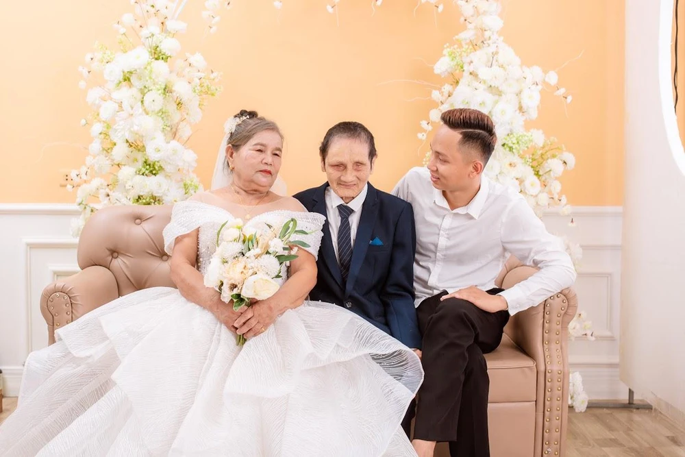 Bộ ảnh còn thiếu nhiều thành viên gia đình vì ở xa.