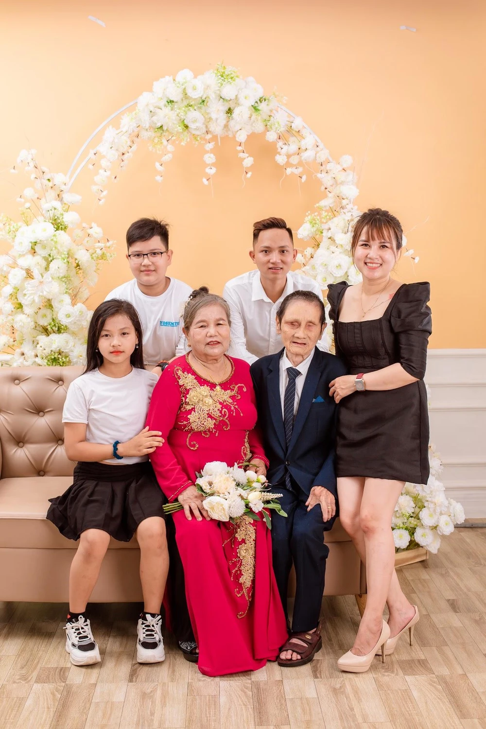 Bộ ảnh cưới của đôi vợ chồng U80 nhận được nhiều lời khen ngợi.