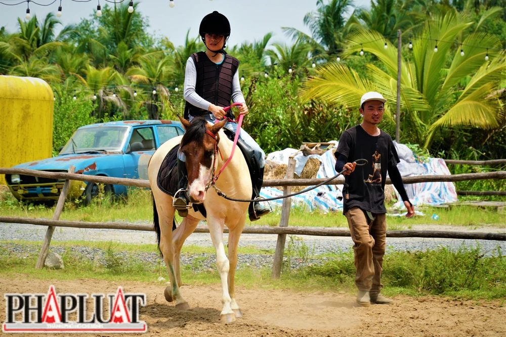 Khi học trải nghiệm người học sẽ được HLV dẫn dắt, hướng dẫn từng kỹ năng cơ bản.