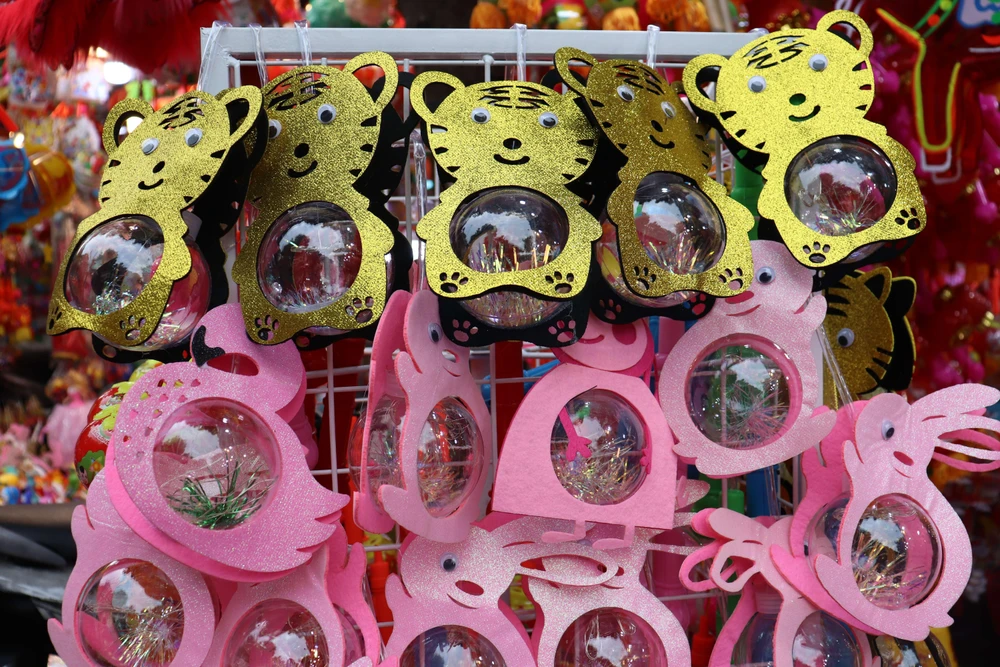 Những chiếc đèn lồng Trung Thu hình con thỏ, con cọp… có quả bóng phát sáng được nhiều bạn nhỏ quan tâm.