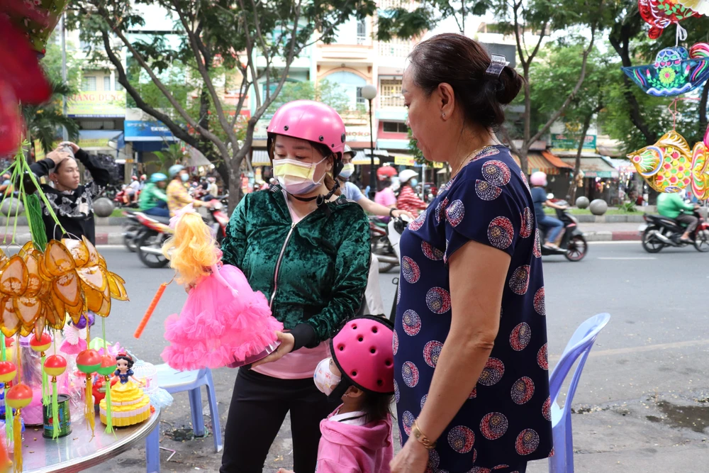 Nhiều khách hàng được tiểu thương giới thiệu các loại lồng đèn có kích cỡ, giá cả phù hợp.