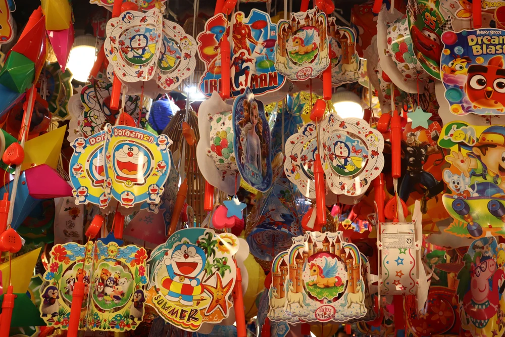 Năm nay, giá các loại lồng đèn có nhỉnh hơn so với những năm trước đó. Tùy theo loại, kích thước mà các loại lồng đèn có giá khác nhau, dao động từ 25.000 - 300.000 ngàn. Anh Nguyễn Văn Vương (tiểu thương đường Hải Thượng Lãn Ông, quận 5, TP.HCM) cho biết: “Năm nay do vật giá tăng cao nên giá lồng đèn cũng tăng theo, tăng 15% đến 20% so với mọi năm. Nếu như mọi năm lồng đèn giấy bán sỉ khoảng 3.000 – 4.000 đồng thì năm nay tăng lên 7.000 – 8.000 đồng/chiếc".