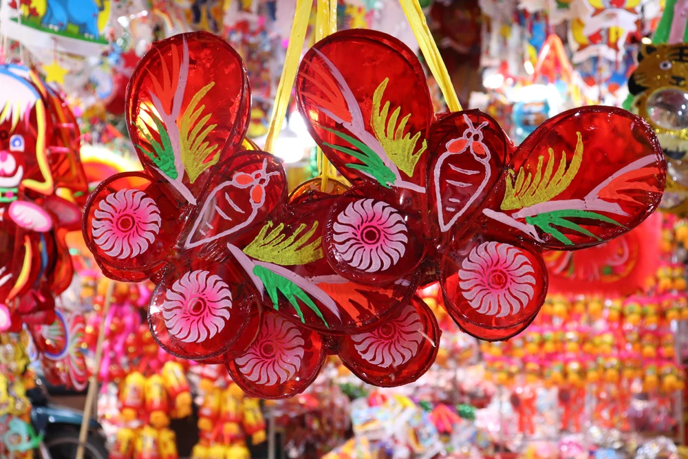 Lồng đèn Trung Thu hình thú được làm từ khung tre và giấy kiếng có giá từ 50.000 đồng/chiếc