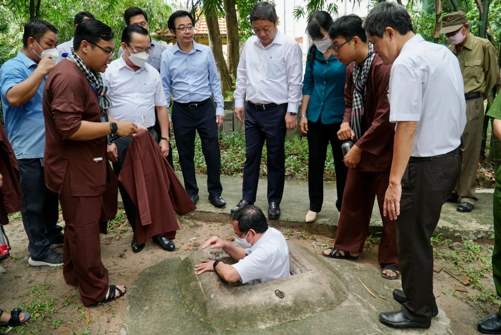 Bí thư Nguyễn Văn Nên xuống khảo sát trực tiếp trong hầm. Bí thư Nguyễn Văn Nên xuống khảo sát trực tiếp trong hầm.
