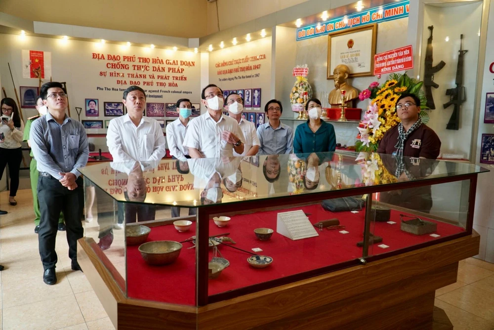 Bí thư Thành ủy TP.HCM Nguyễn Văn Nên dẫn đầu đoàn công tác khảo sát di tích địa đạo Phú Thọ Hòa. Ảnh: BẢO PHƯƠNG Bí thư Thành ủy TP.HCM Nguyễn Văn Nên dẫn đầu đoàn công tác khảo sát di tích địa đạo Phú Thọ Hòa. Ảnh: BẢO PHƯƠNG