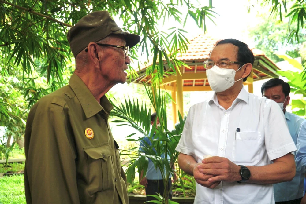 Bí thư Nguyễn Văn Nên lắng nghe chia sẻ của ông Nguyễn Hùng Minh (sinh năm 1940), một nhân chứng lịch sử về địa đạo Phú Thọ Hoà. Bí thư Nguyễn Văn Nên lắng nghe chia sẻ của ông Nguyễn Hùng Minh (sinh năm 1940), một nhân chứng lịch sử về địa đạo Phú Thọ Hoà.