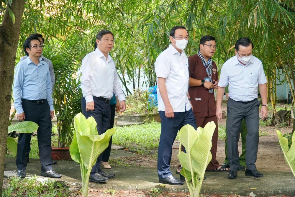 Bí thư Thành ủy TP.HCM Nguyễn Văn Nên và Phó Chủ tịch UBND TP.HCM Dương Anh Đức khảo sát địa đạo. Ảnh: BẢO PHƯƠNG Bí thư Thành ủy TP.HCM Nguyễn Văn Nên và Phó Chủ tịch UBND TP.HCM Dương Anh Đức khảo sát địa đạo. Ảnh: BẢO PHƯƠNG