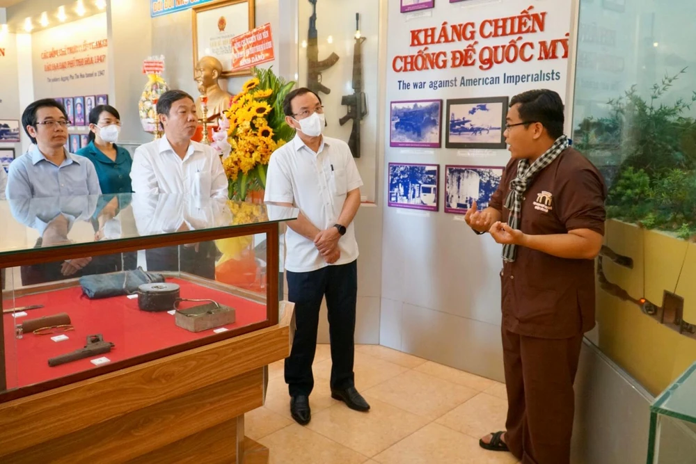 Đoàn công tác tham quan phòng trưng bày. Ảnh: BẢO PHƯƠNG Đoàn công tác tham quan phòng trưng bày. Ảnh: BẢO PHƯƠNG