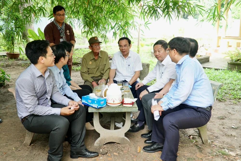 Bí thư Thành ủy Nguyễn Văn Nên và đoàn công tác trò chuyện với lãnh đạo địa phương. Bí thư Thành ủy Nguyễn Văn Nên và đoàn công tác trò chuyện với lãnh đạo địa phương.
