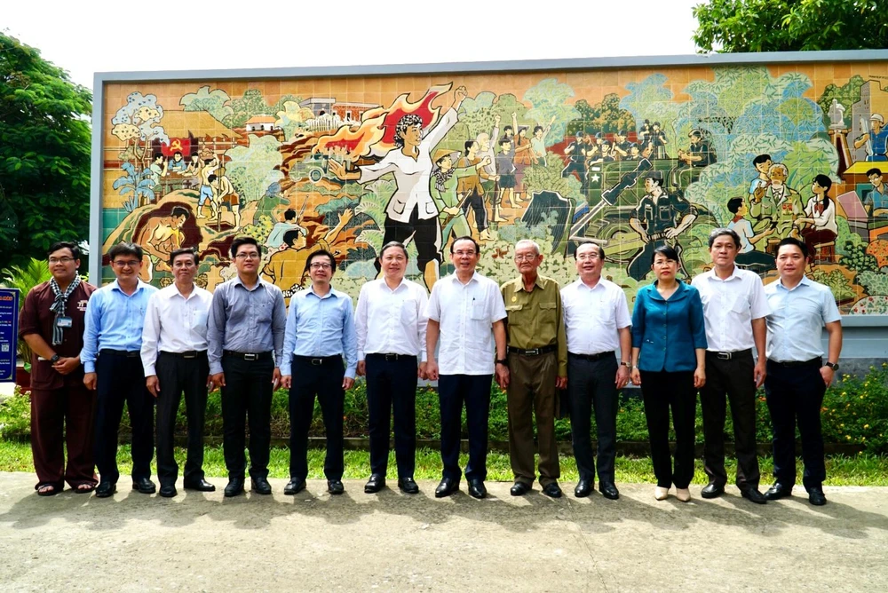 Lãnh đạo TP.HCM chụp ảnh lưu niệm tại di tích địa đạo Phú Thọ Hoà. Lãnh đạo TP.HCM chụp ảnh lưu niệm tại di tích địa đạo Phú Thọ Hoà.