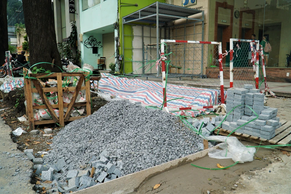 Vỉa hè các tuyến được nâng cấp, lắp ghế ngồi; bổ sung mảng xanh. Hố ga thoát nước mưa cũng được cải tạo.