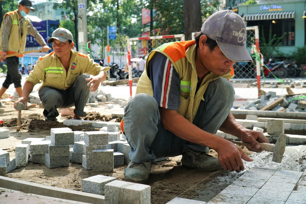 Đến nay, sau hơn ba tháng, vỉa hè các tuyến đường xung quanh Hồ Con Rùa đang trong giai đoạn hoàn thành việc lát đá hoa cương.