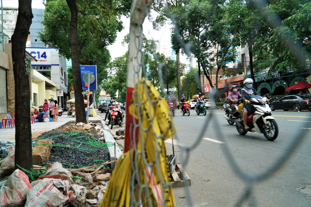 Việc nâng cấp vỉa hè các tuyến đường xung quanh Hồ Con Rùa là một phần kế hoạch cải tạo tổng thể cảnh quan tại khu vực này.