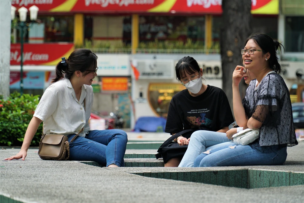 Đến hồ Con Rùa đi dạo vào buổi chiều, nhiều người không khỏi thích thú trước diện mạo mới đã gần hoàn thành của nơi đây. Chị N.P (ngụ quận Bình Thạnh, TP.HCM) chia sẻ: “Hồ Con Rùa là nơi mọi người thường xuyên lui đến để vui chơi, thư giãn. Mình cũng hy vọng một hồ Con Rùa mang diện mạo mới khi mang hình đẹp hơn, giúp thu hút khách du lịch đến”.