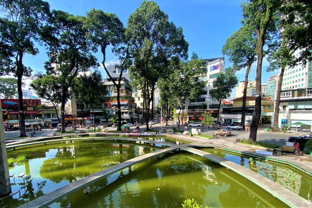 Sau khi hoàn thành giai đoạn đầu, Sở Xây dựng TP.HCM sẽ tiến hành tiếp giai đoạn 2 của dự án là thực hiện cải tạo phần lõi trung tâm, hồ nước. Hồ sẽ được chống thấm, bổ sung hệ thống phun nước trong hồ và theo lối đi. Hệ thống chiếu sáng cũ sẽ được thay thế bằng các trụ đèn, bổ sung đèn trang trí nghệ thuật xung quanh.