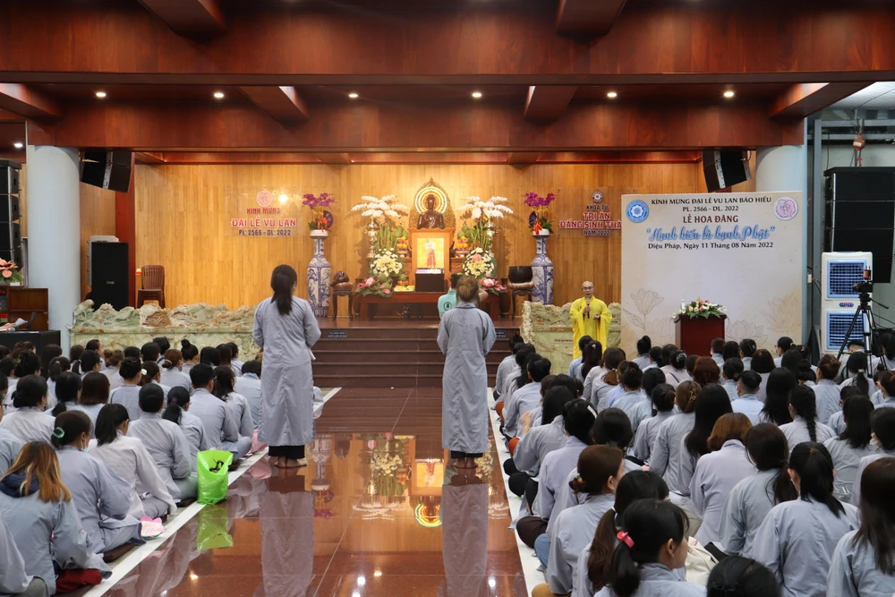 Từ 18 giờ chiều, hàng trăm người dân đã đổ về chùa. Mọi người xếp hàng trật tự, lắng nghe các nhà sư tụng các bài kinh ca ngợi công ơn sinh thành, nuôi dưỡng của cha mẹ.