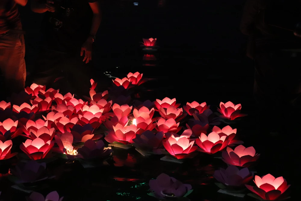 Cả một đoạn sông Sài Gòn ngập tràn sắc màu lung linh của hoa đăng. Những người theo đạo Phật tin rằng thả hoa đăng vào dịp lễ Vu lan sẽ mang đến cuộc sống bình yên, an lành cho bản thân và gia đình.