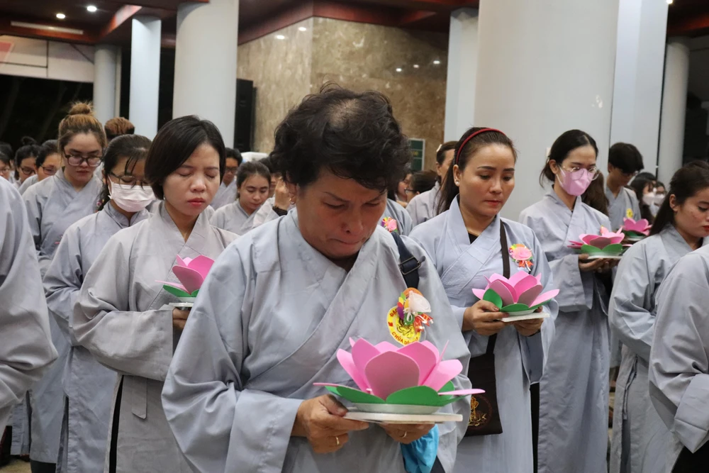 Nhiều người không nén được nước mắt khi nghĩ về đấng sinh thành.