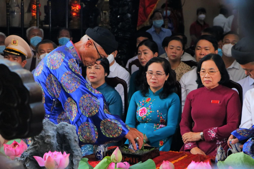 Nghi thức mời trầu rượu, tặng lộc. Ảnh: BẢO PHƯƠNG