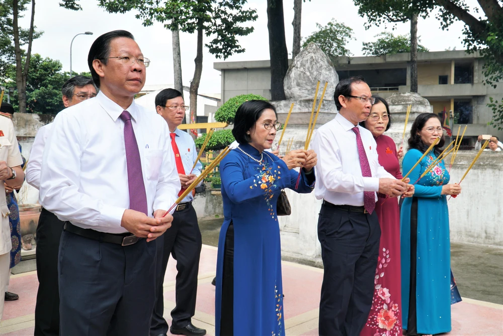 Bí thư Thành ủy TP.HCM Nguyễn Văn Nên, Chủ tịch UBND TP Phan Văn Mãi (bìa trái), Chủ tịch HĐND TP Nguyễn Thị Lệ (bìa phải) thắp hương tại lễ giỗ . Ảnh: BẢO PHƯƠNG