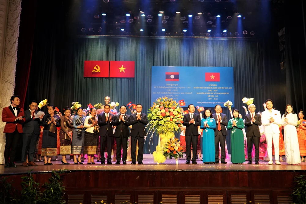 Lãnh đạo TP.HCM gửi hoa chúc mừng kỷ niệm mối quan hệ hữu nghị Việt Nam - Lào. Ảnh: BẢO PHƯƠNG