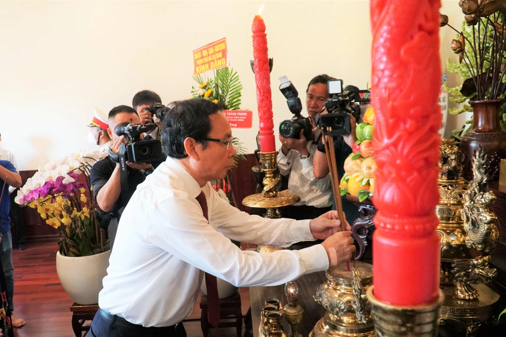 Bí thư Thành ủy TP.HCM Nguyễn Văn Nên dâng hương nơi thờ Chủ tịch Hồ Chí Minh. Ảnh: BẢO PHƯƠNG