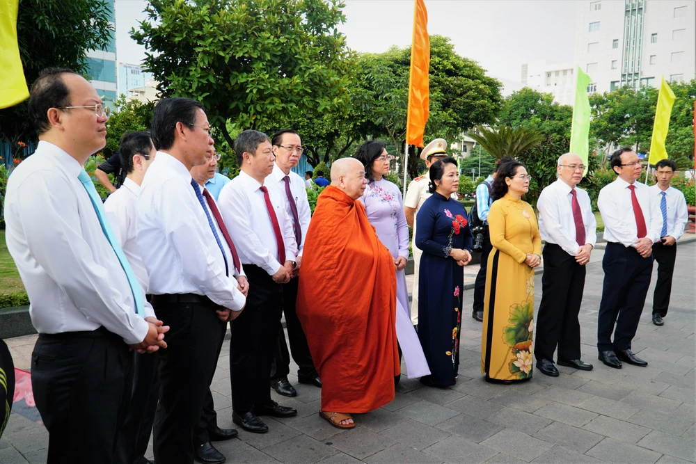 Các đại biểu, lãnh đạo TP nghe thuyết trình về triển lãm chuyên đề "Tết độc lập nhớ Chủ tịch Hồ Chí Minh". Ảnh: BẢO PHƯƠNG