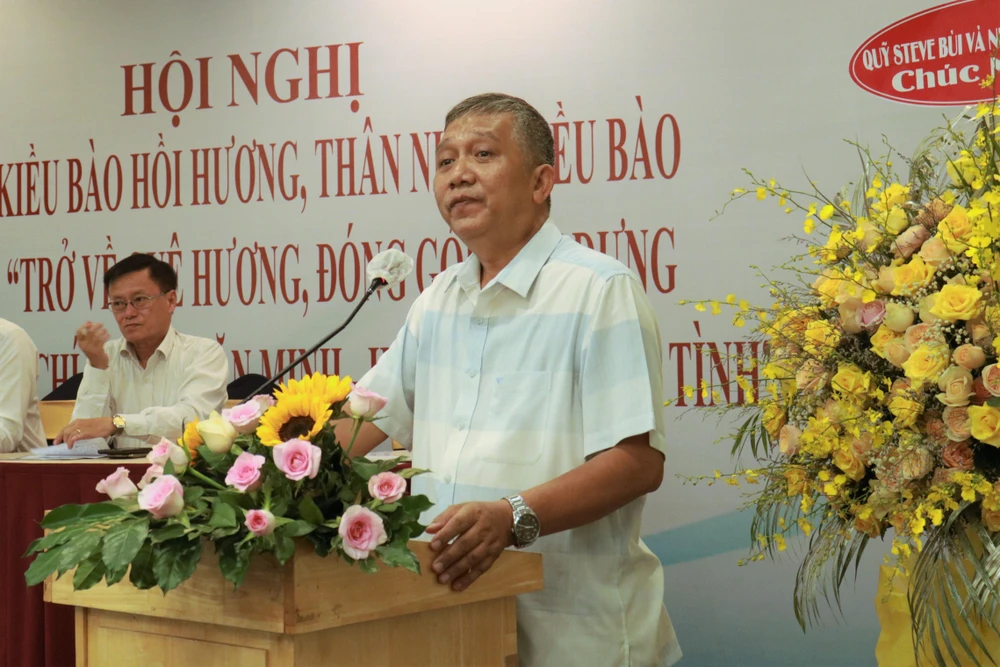 Ông Nguyễn Triều Lưu trả lời thắc mắc của kiều bào. Ảnh: VÕ THƠ Ông Nguyễn Triều Lưu trả lời thắc mắc của kiều bào. Ảnh: VÕ THƠ