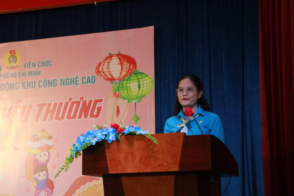 Bà Nguyễn Thị Bích Liên, Phó Chủ tịch Công Đoàn viên chức phát biểu tại chương trình. Ảnh: VÕ THƠ