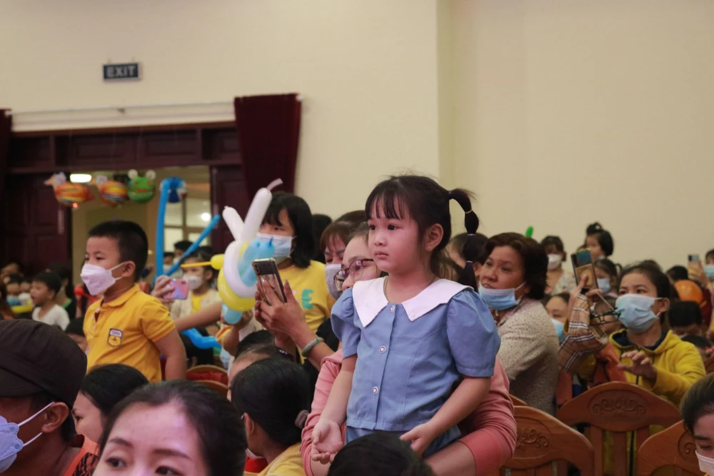 Phụ huynh cùng con em chăm chú xem chương trình. Ảnh: VÕ THƠ