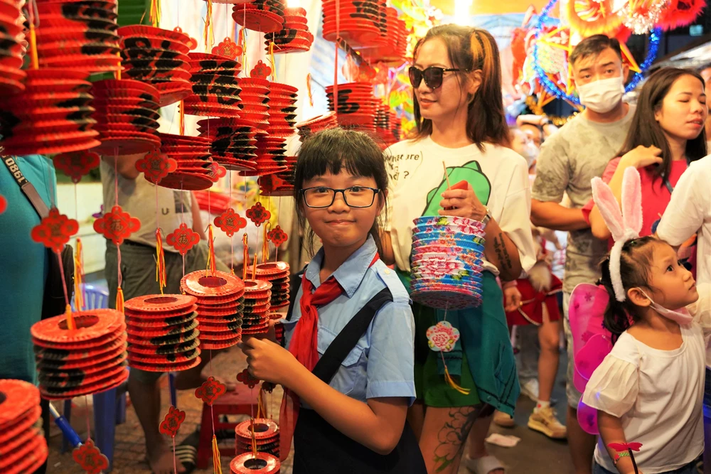 Chị Nguyễn Ngọc Hằng (ngụ quận 8, TP.HCM) dẫn con gái đến mua lồng đèn. “Sau một năm dịch bệnh, năm nay mọi người được cùng nhau đón trung thu, được ra ngoài vui chơi nên không khí rất nhộn nhịp. Khi đến đây, mình rất bất ngờ, không nghĩ đông như thế”, chị Hằng chia sẻ.